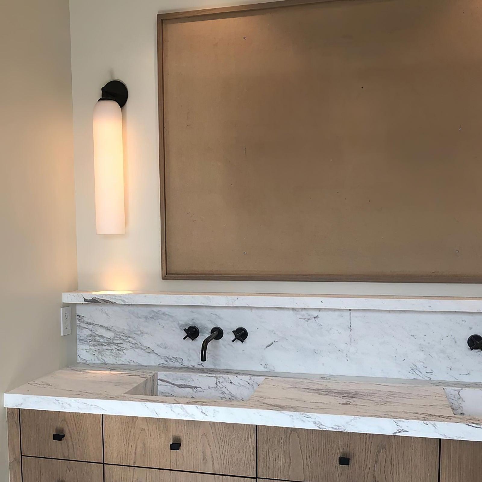 Apportez Chaleur et élégance avec la Sconce en Verre Artisanal