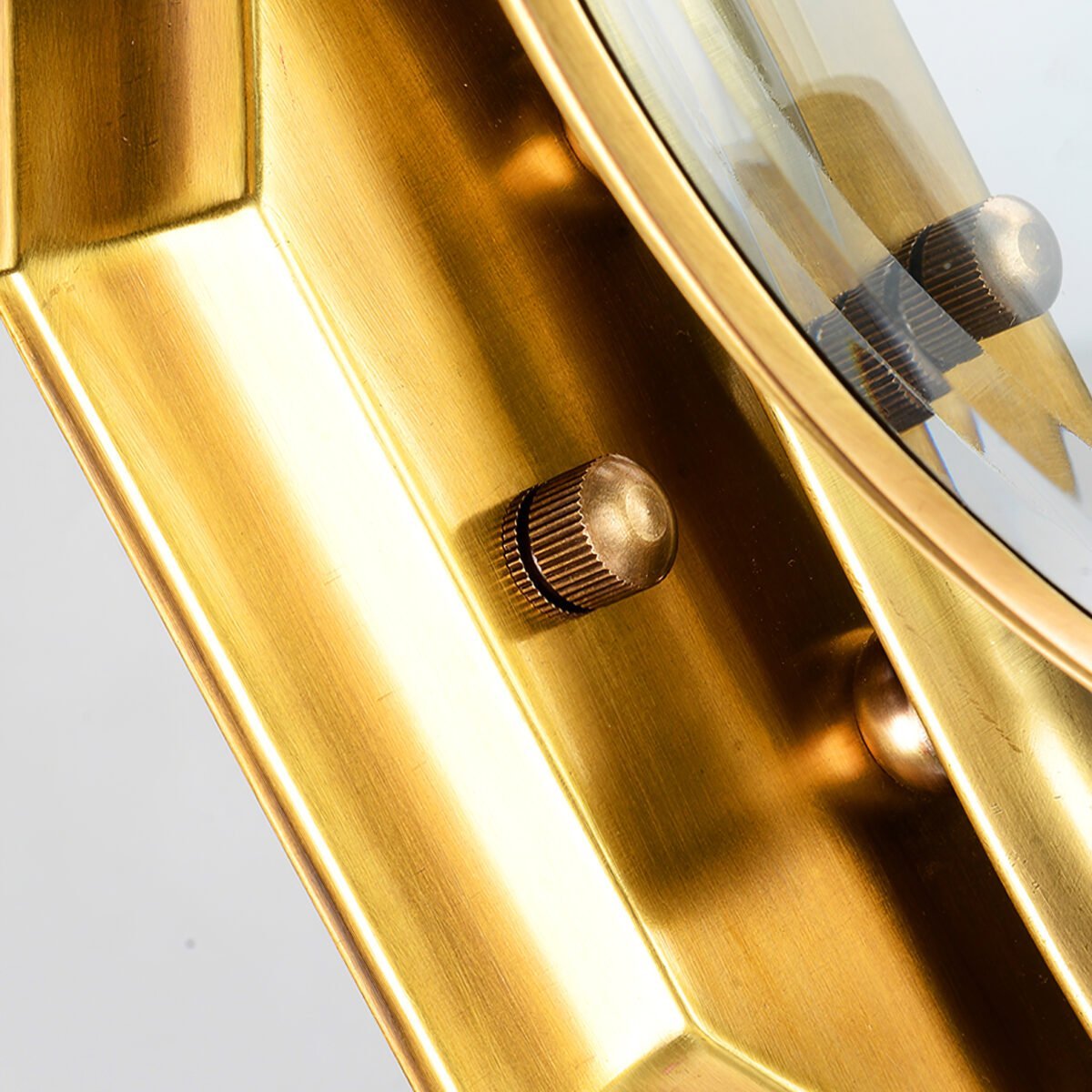 Éclairez votre Extérieur avec L'élégante Antiken Messing Lampe