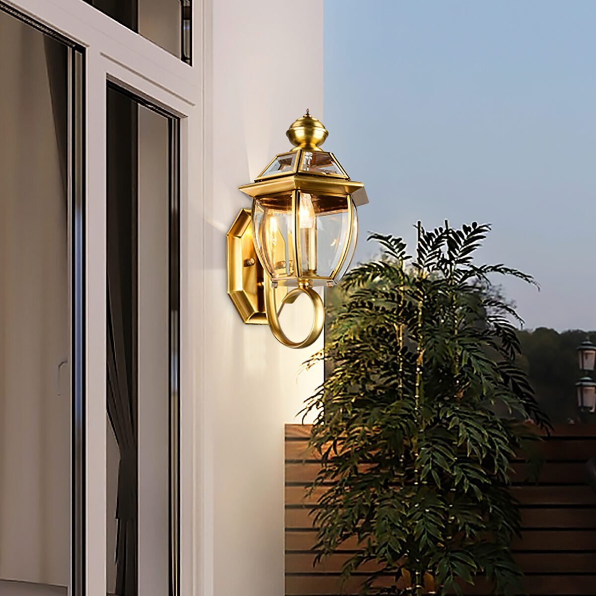 Éclairez votre Extérieur avec L'élégante Antiken Messing Lampe