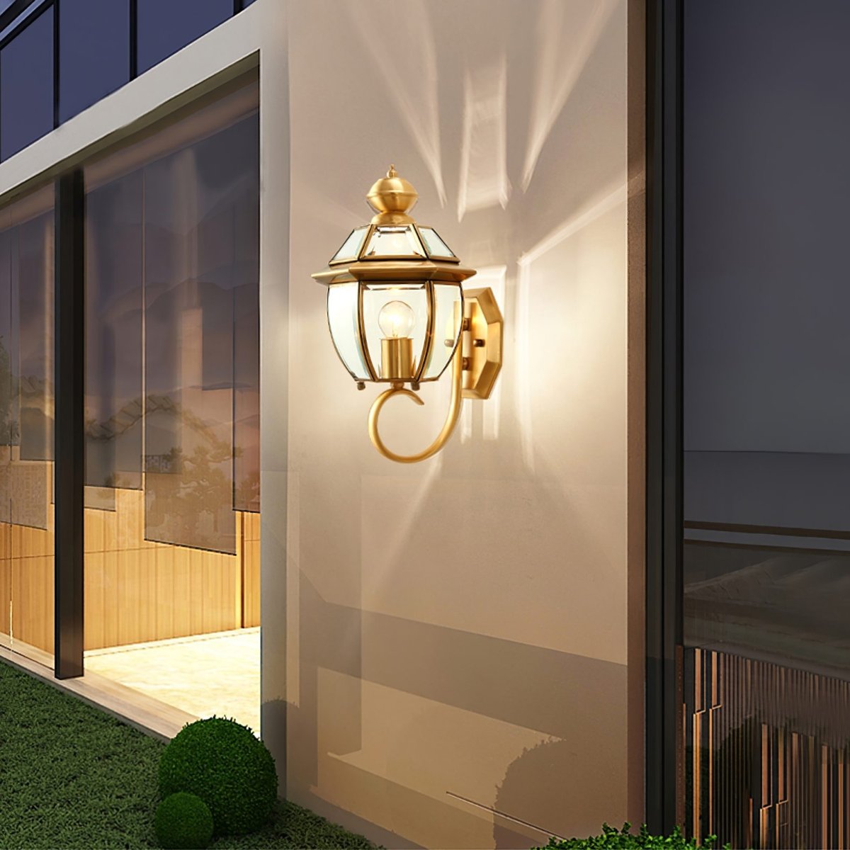 Éclairez votre Extérieur avec L'élégante Antiken Messing Lampe