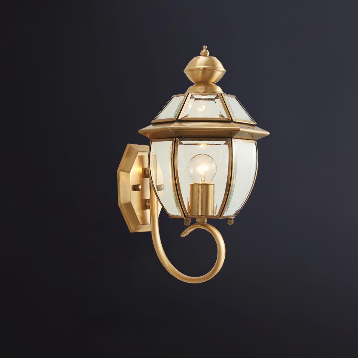 Éclairez votre Extérieur avec L'élégante Antiken Messing Lampe