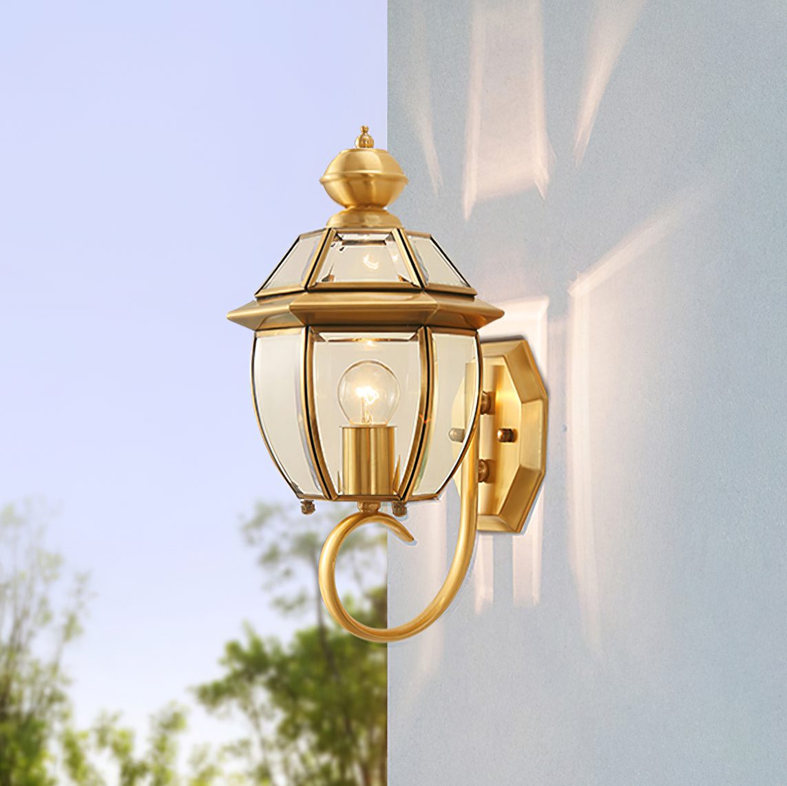 Éclairez votre Extérieur avec L'élégante Antiken Messing Lampe