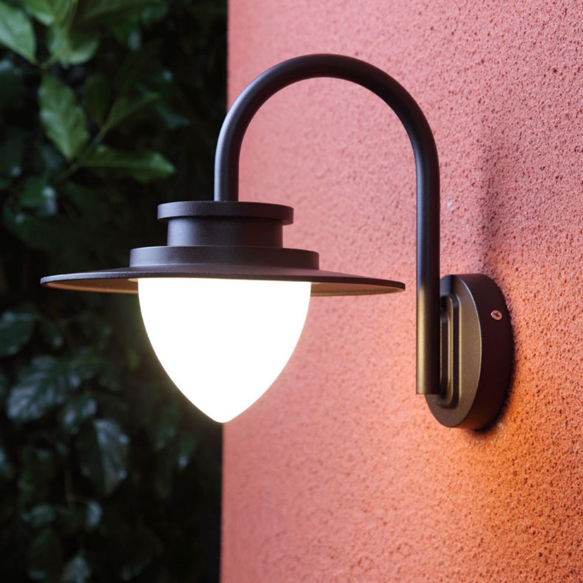 Illuminez votre Extérieur avec la Dennenappel Buitenwandlamp élégante