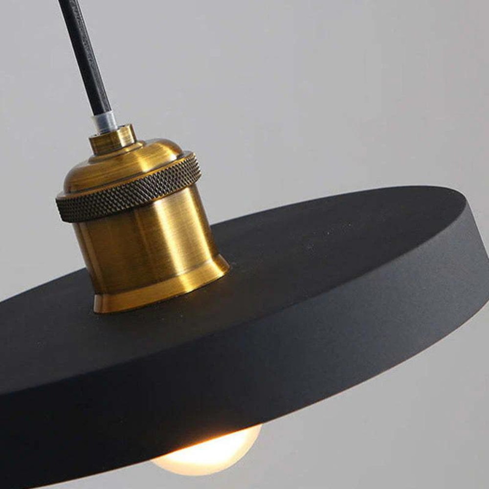 Pendentif noir et laiton d’une verfijnde scandi deckenlampe en métal et résine