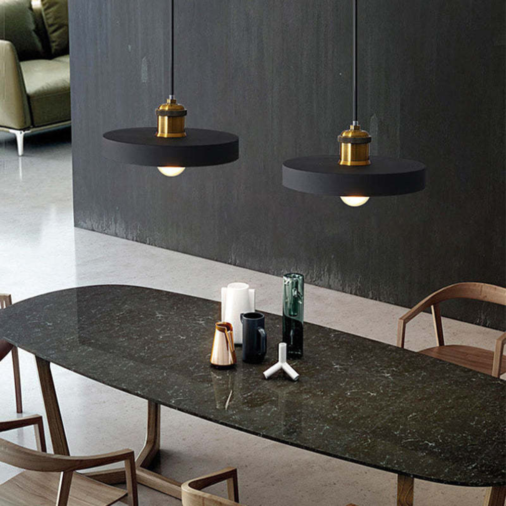 Photo d’une salle à manger moderne avec une verfijnde scandi deckenlampe en métal et résine