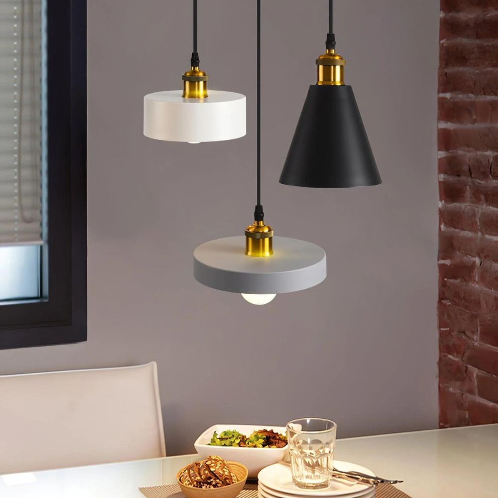 Trois lampes pendantes avec abat-jours variés, vérfijnde scandi deckenlampe élégante
