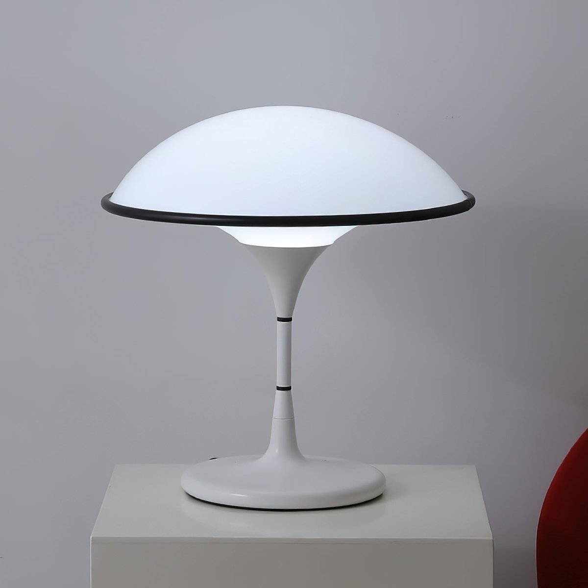 Nous Offrons la Lampe de Table Fontana, Alliant Rétro et Modernité