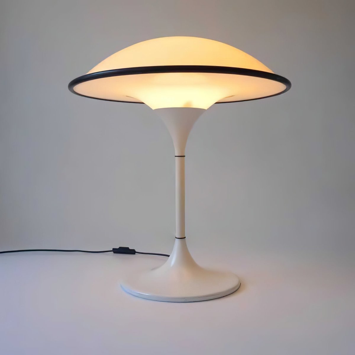 Nous Offrons la Lampe de Table Fontana, Alliant Rétro et Modernité