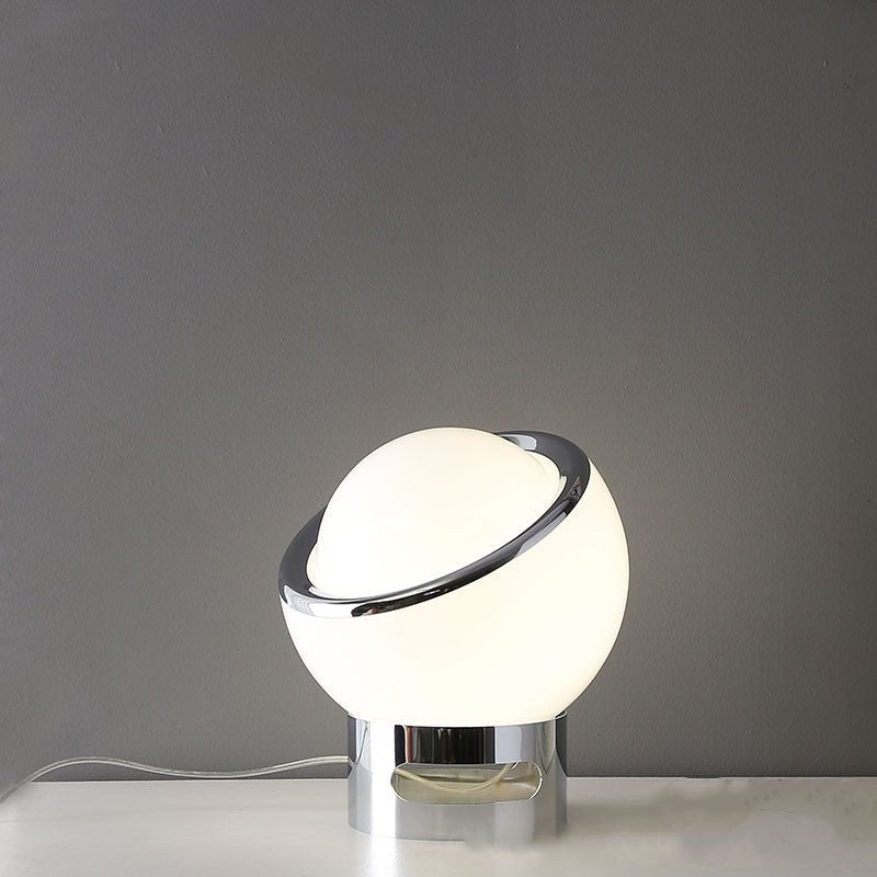 Cette Lampe Bauhaus est L'élégance Fonctionnelle à la Française