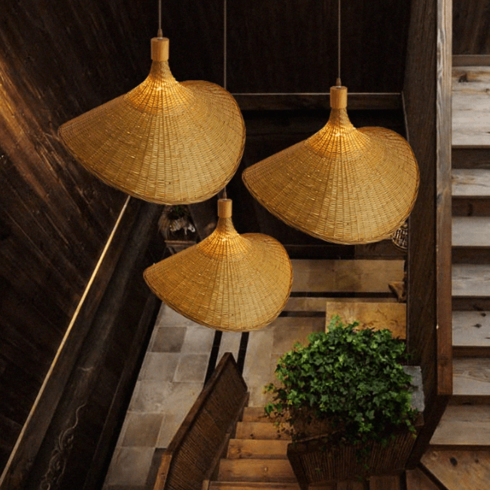 Suspension en rattan avec pendentifs tissés pour une atmosphère chaleureuse et naturelle
