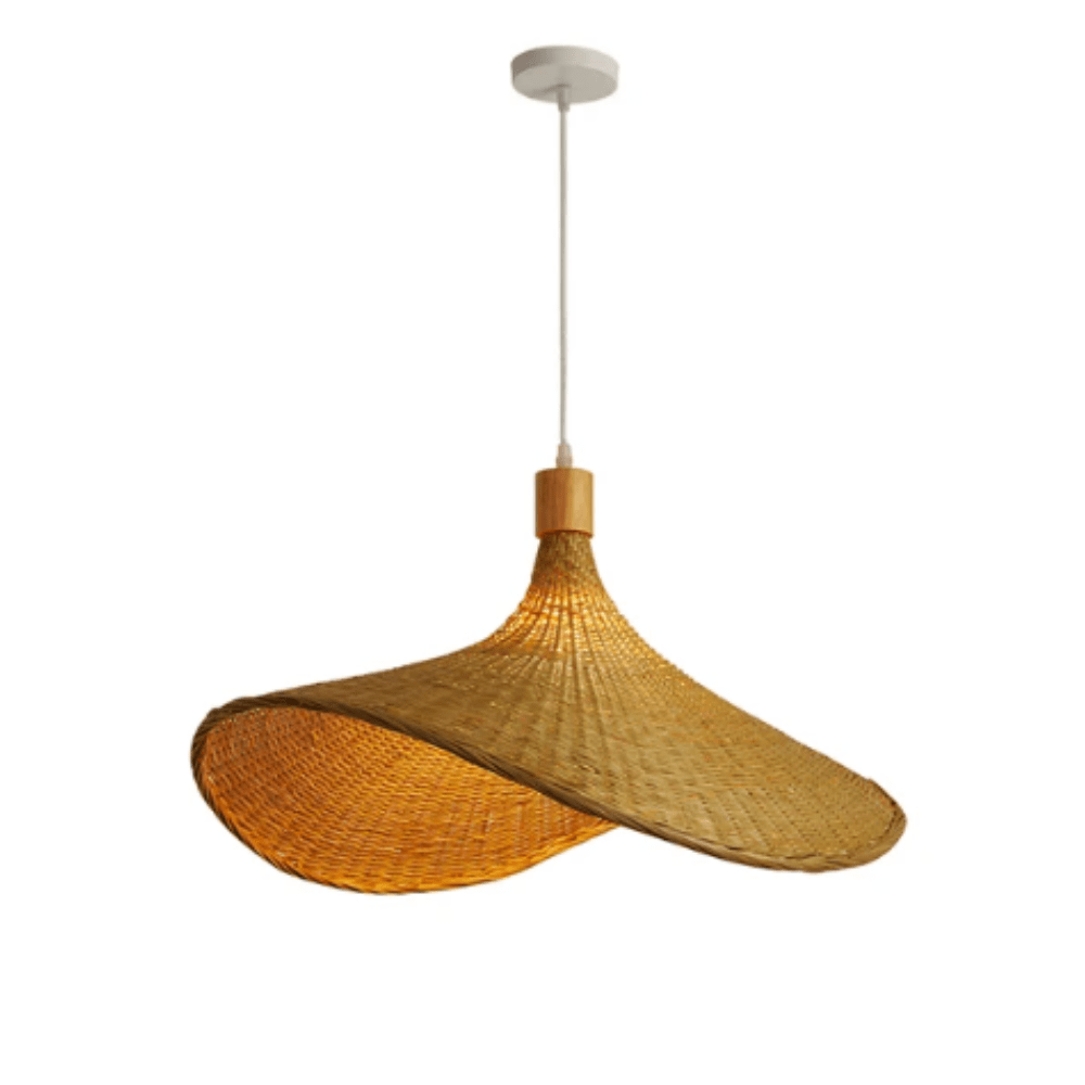 Suspension en rattan avec abat-jour en chapeau de paille pour une atmosphère chaleureuse