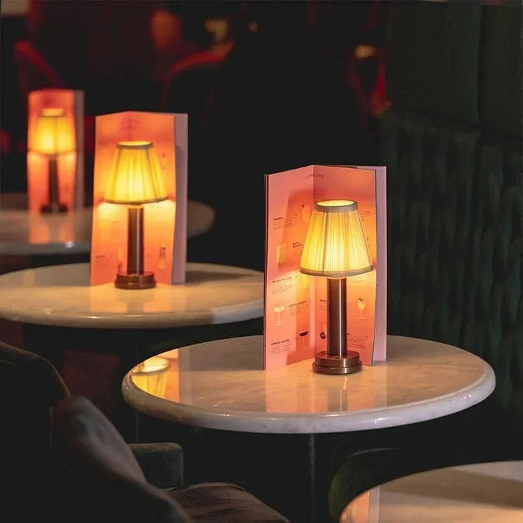 Table Lamp élégante : un Hauch de Lumière Douce et Moderne