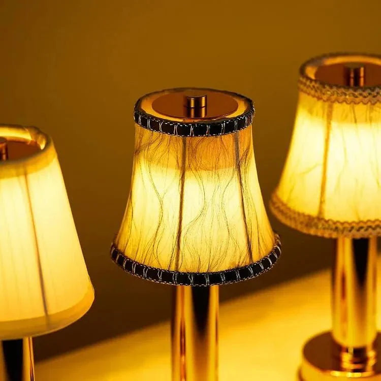 Table Lamp élégante : un Hauch de Lumière Douce et Moderne