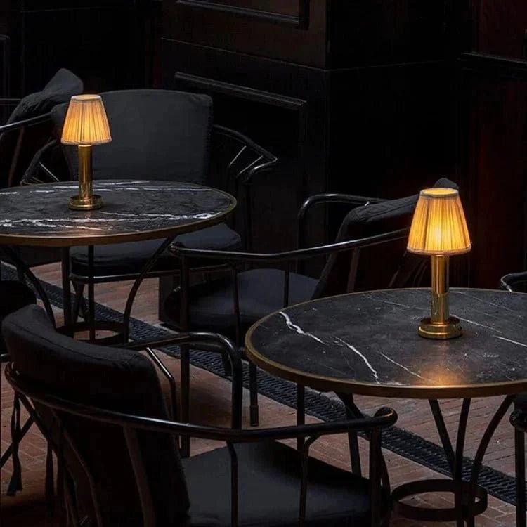 Table Lamp élégante : un Hauch de Lumière Douce et Moderne