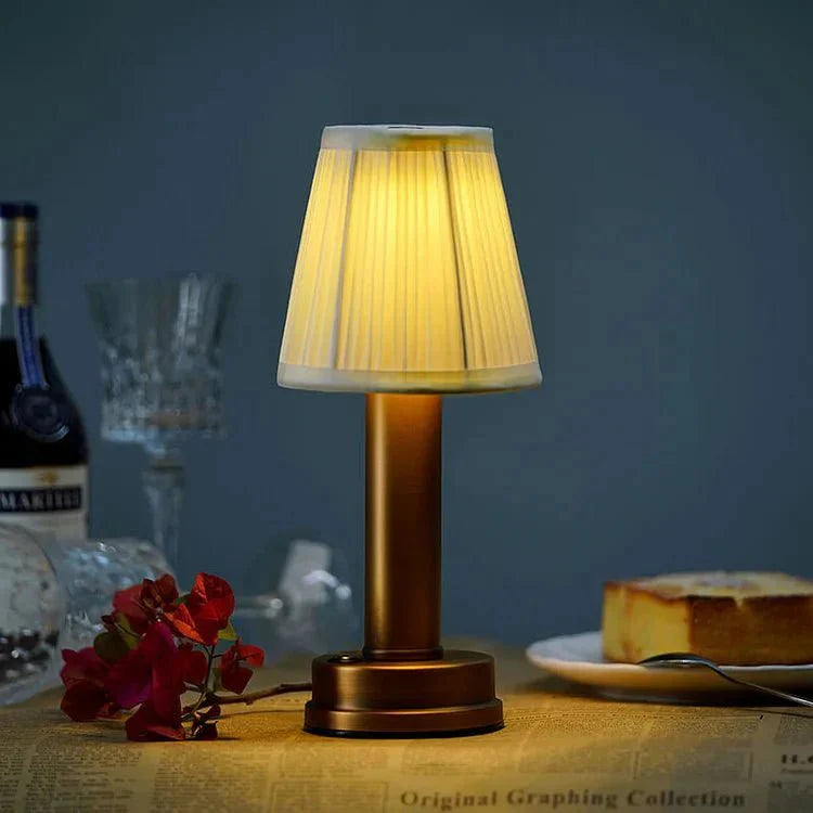 Table Lamp élégante : un Hauch de Lumière Douce et Moderne