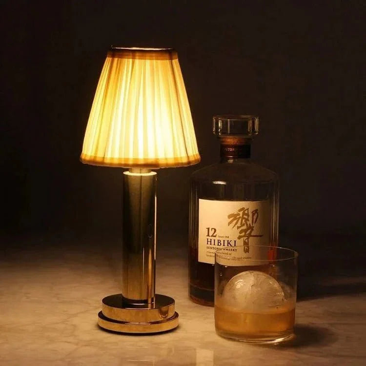 Table Lamp élégante : un Hauch de Lumière Douce et Moderne