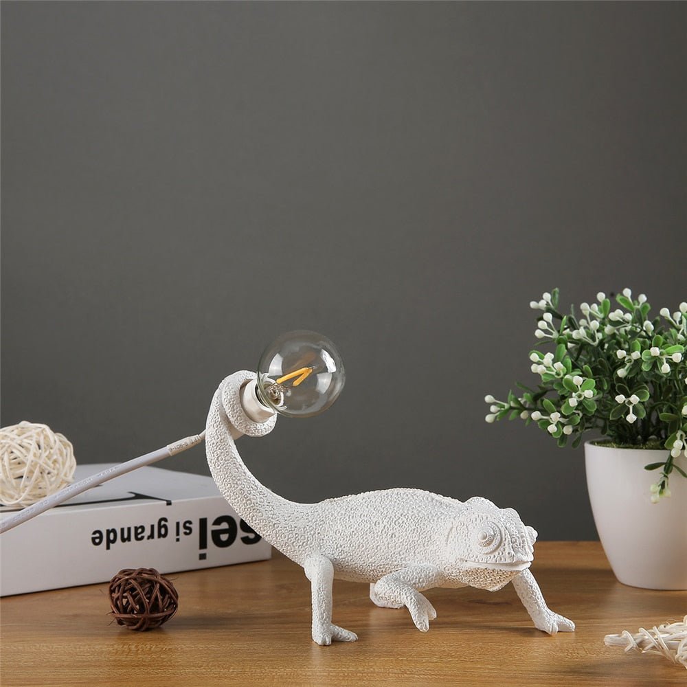 Nous Offrons Cette Lampe en Résine Lézard pour un Design Moderne et Naturel