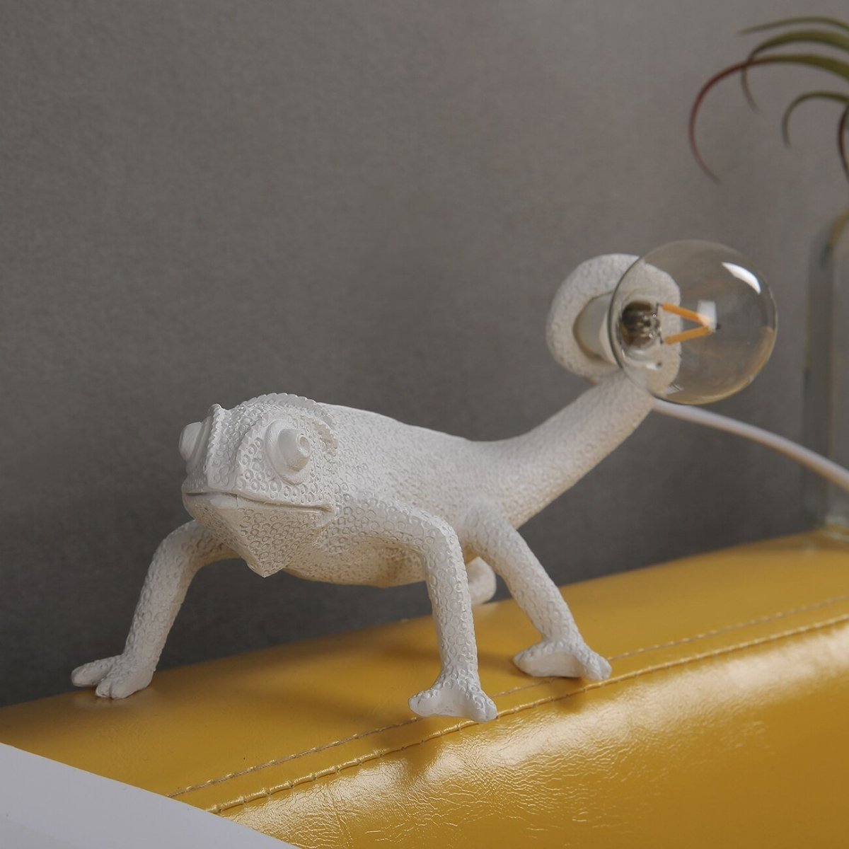 Nous Offrons Cette Lampe en Résine Lézard pour un Design Moderne et Naturel