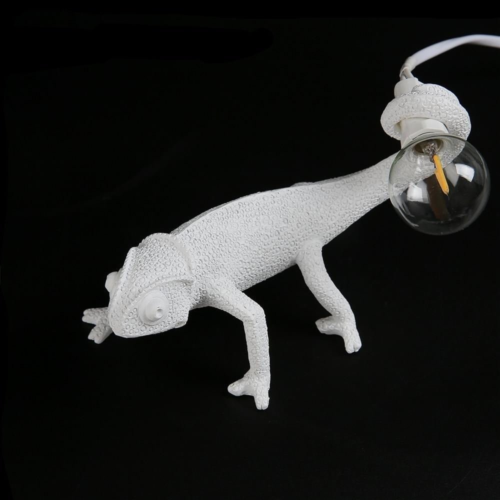 Nous Offrons Cette Lampe en Résine Lézard pour un Design Moderne et Naturel