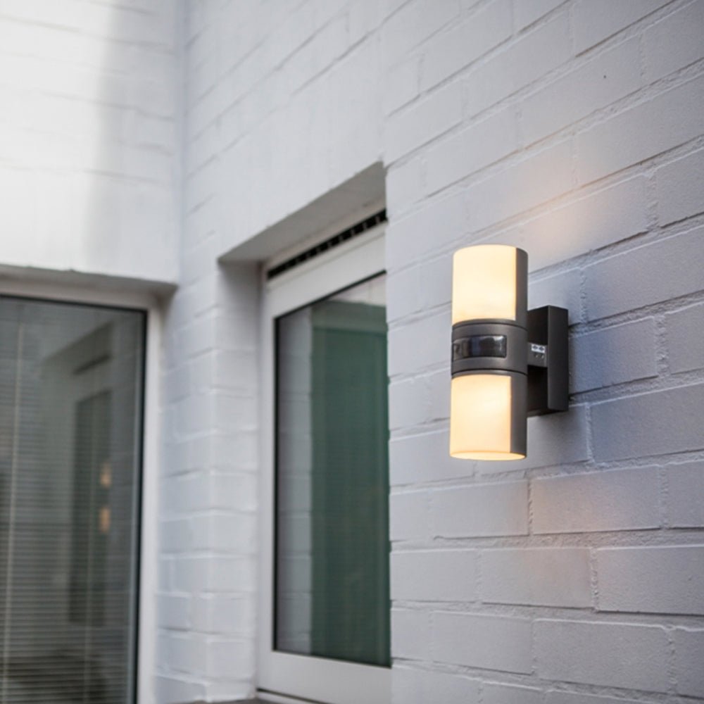 Éclairez votre Extérieur avec une Lampe en Métal et Acrylique Moderne