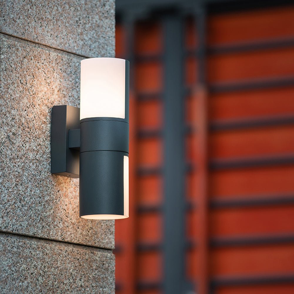 Éclairez votre Extérieur avec une Lampe en Métal et Acrylique Moderne