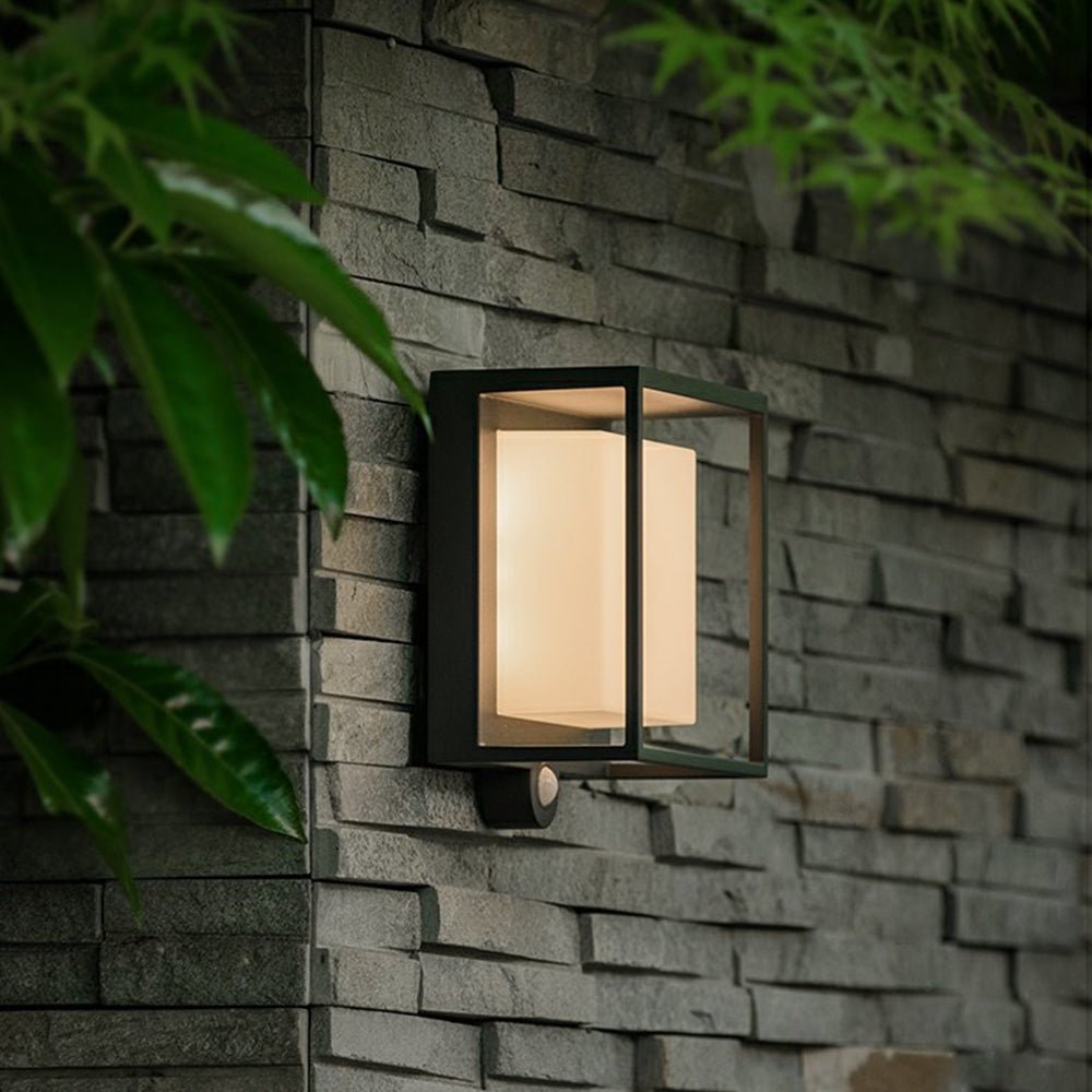 Apportez de la Lumière avec notre Lampe Murale Solaire à Capteur