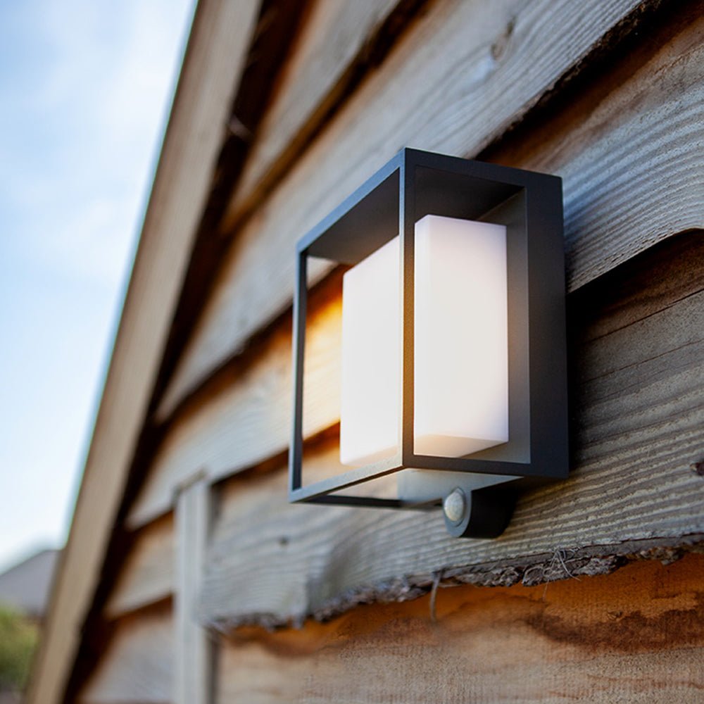 Apportez de la Lumière avec notre Lampe Murale Solaire à Capteur