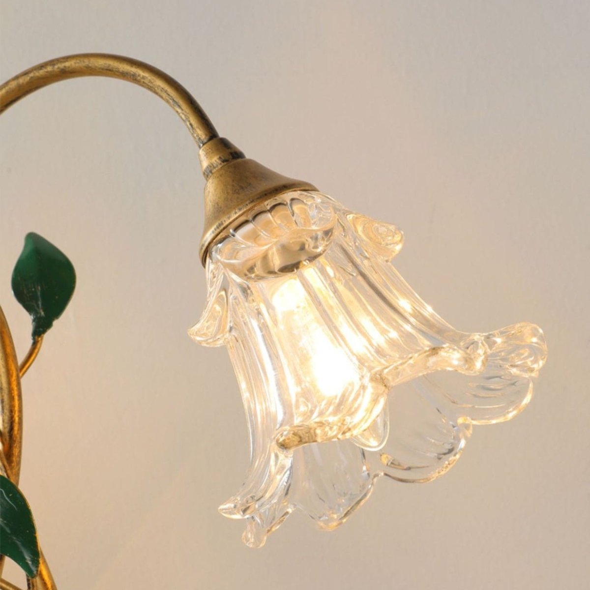 Cette Lampe Fleurie Apporte une Douceur Vintage à votre Décor