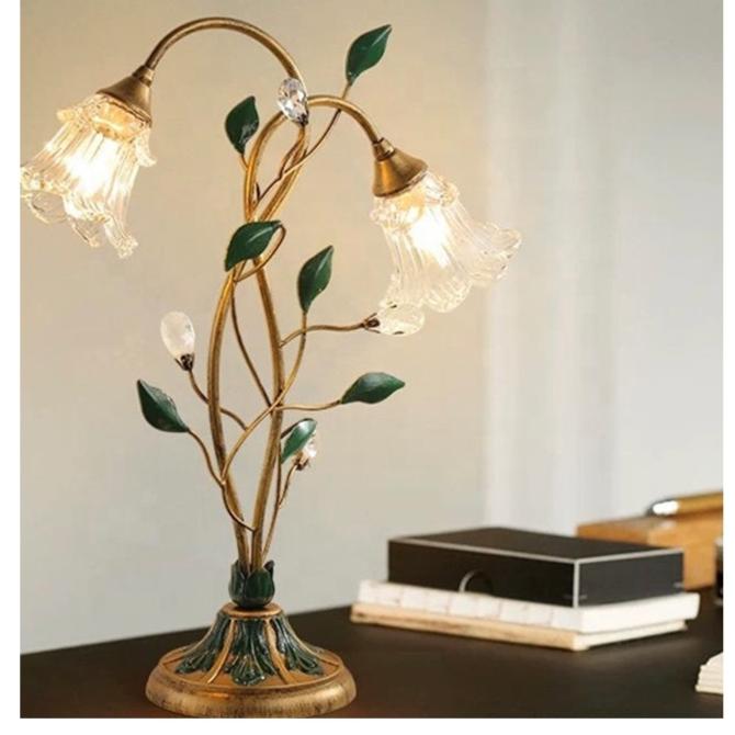 Cette Lampe Fleurie Apporte une Douceur Vintage à votre Décor