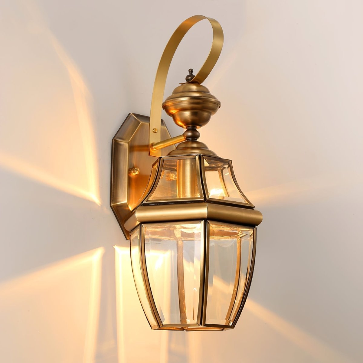 Éclairez votre Extérieur avec la Lampe Murale Retro Newbury élégante
