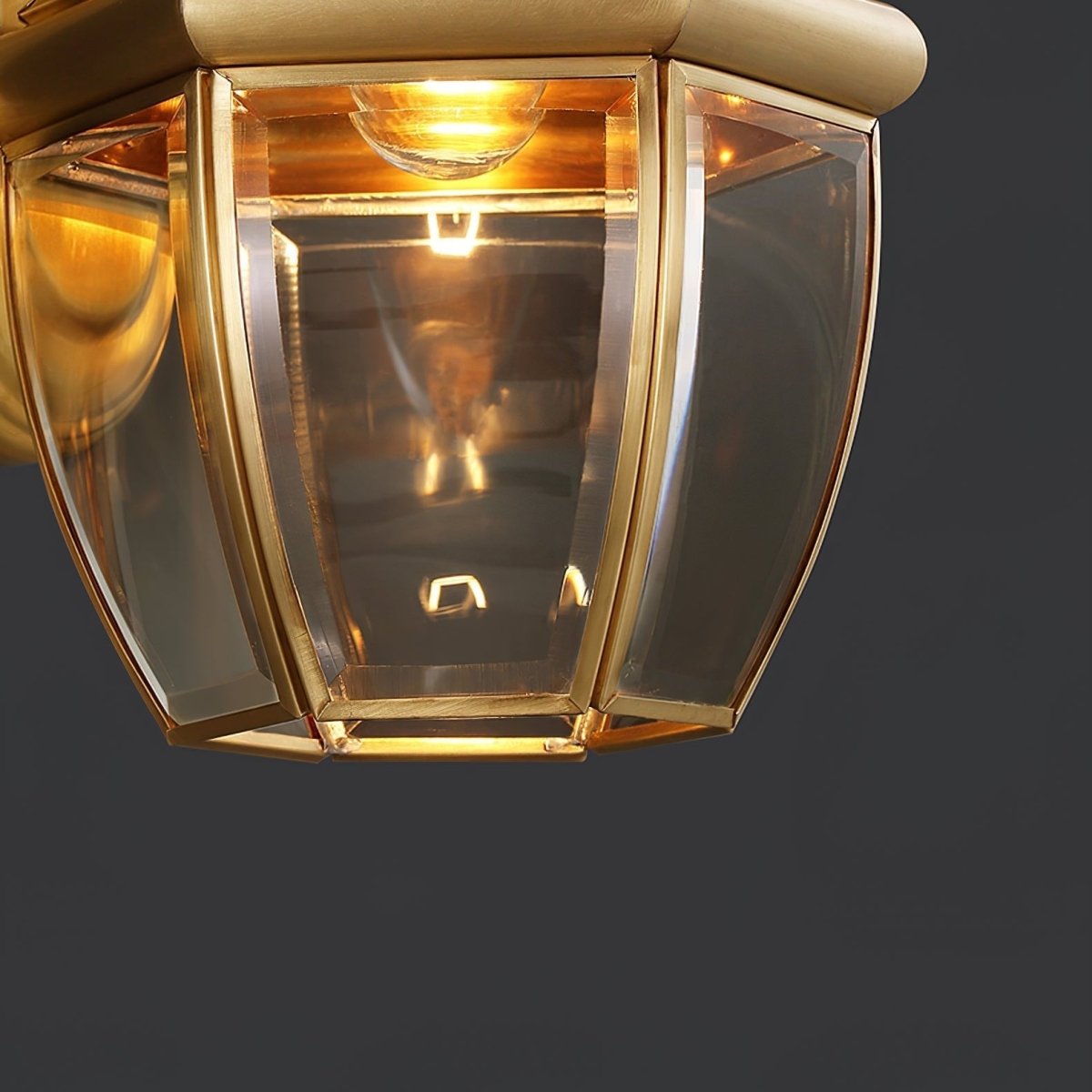 Éclairez votre Extérieur avec la Lampe Murale Retro Newbury élégante