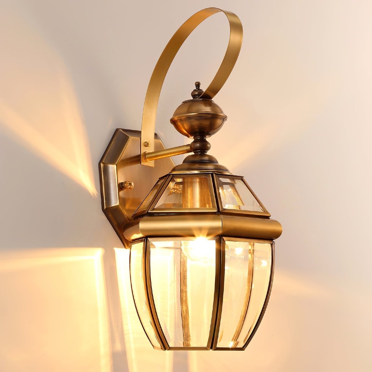 Éclairez votre Extérieur avec la Lampe Murale Retro Newbury élégante