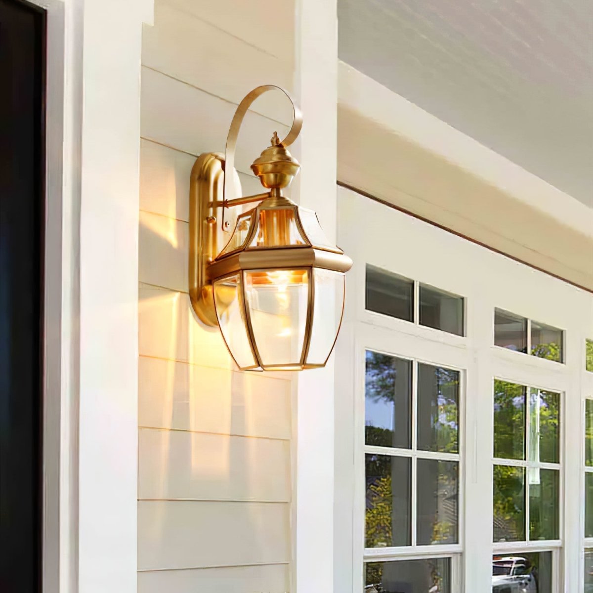 Éclairez votre Extérieur avec la Lampe Murale Retro Newbury élégante