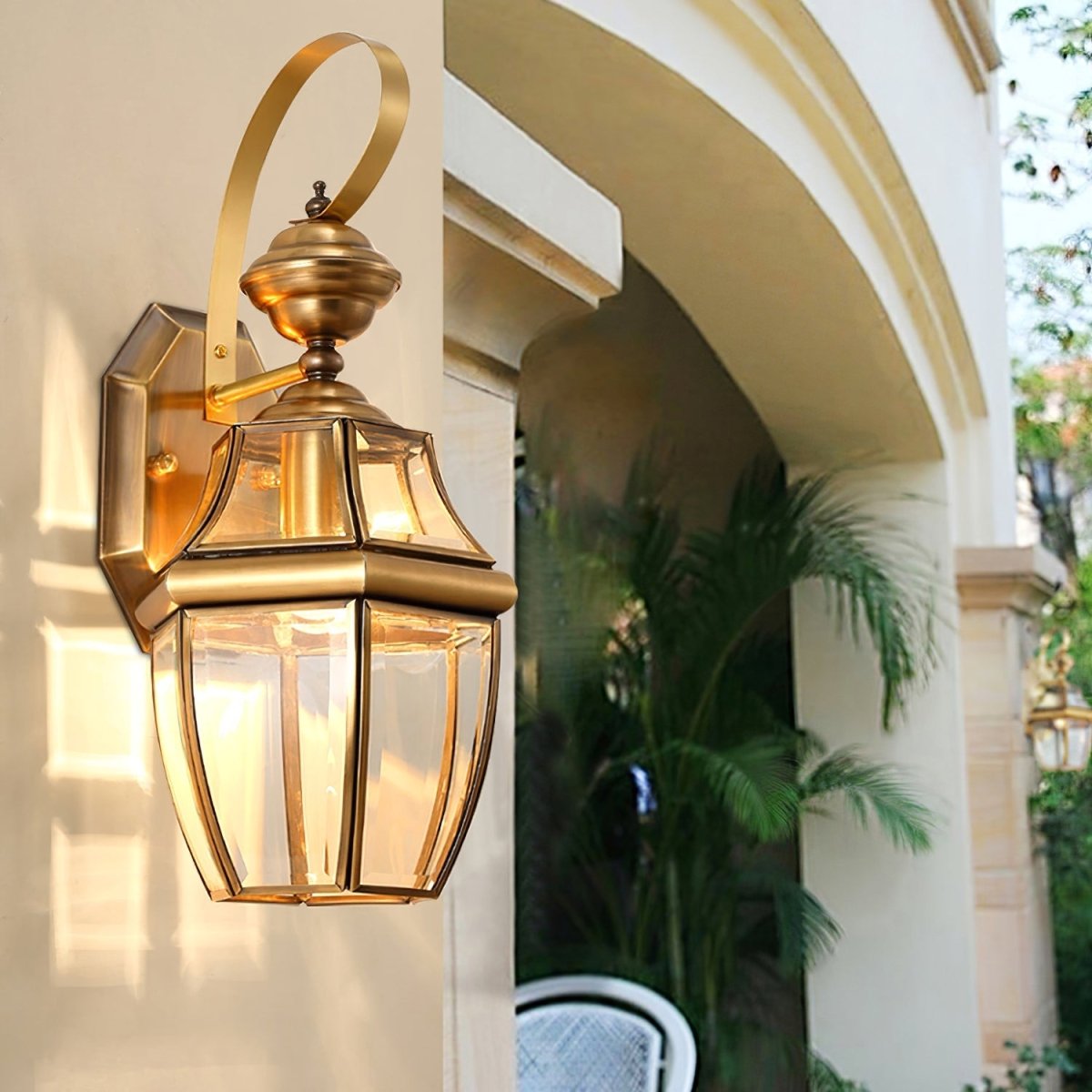 Éclairez votre Extérieur avec la Lampe Murale Retro Newbury élégante
