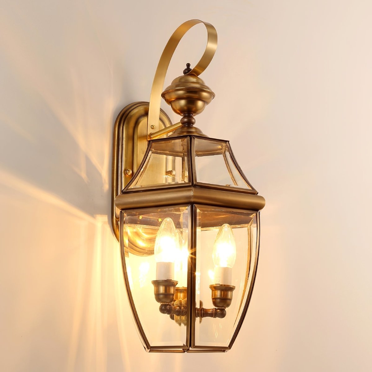 Éclairez votre Extérieur avec la Lampe Murale Retro Newbury élégante