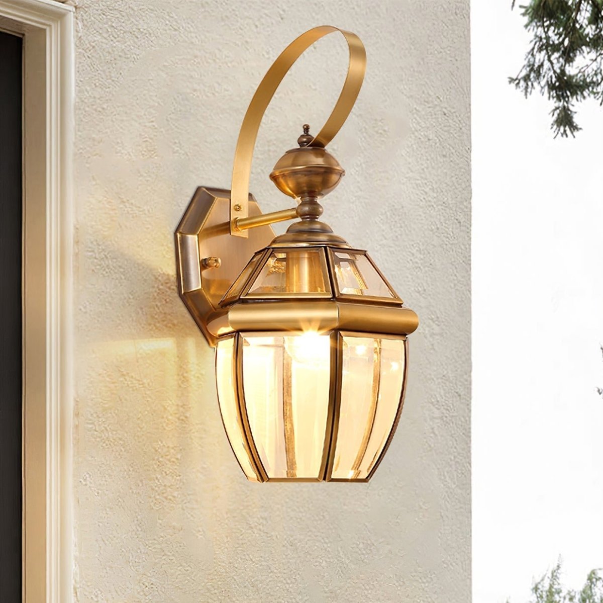 Éclairez votre Extérieur avec la Lampe Murale Retro Newbury élégante