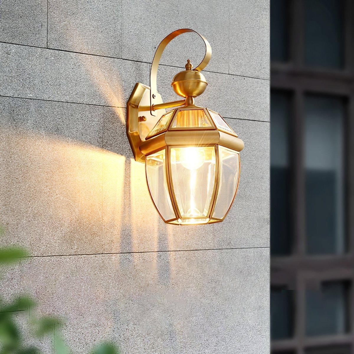 Éclairez votre Extérieur avec la Lampe Murale Retro Newbury élégante