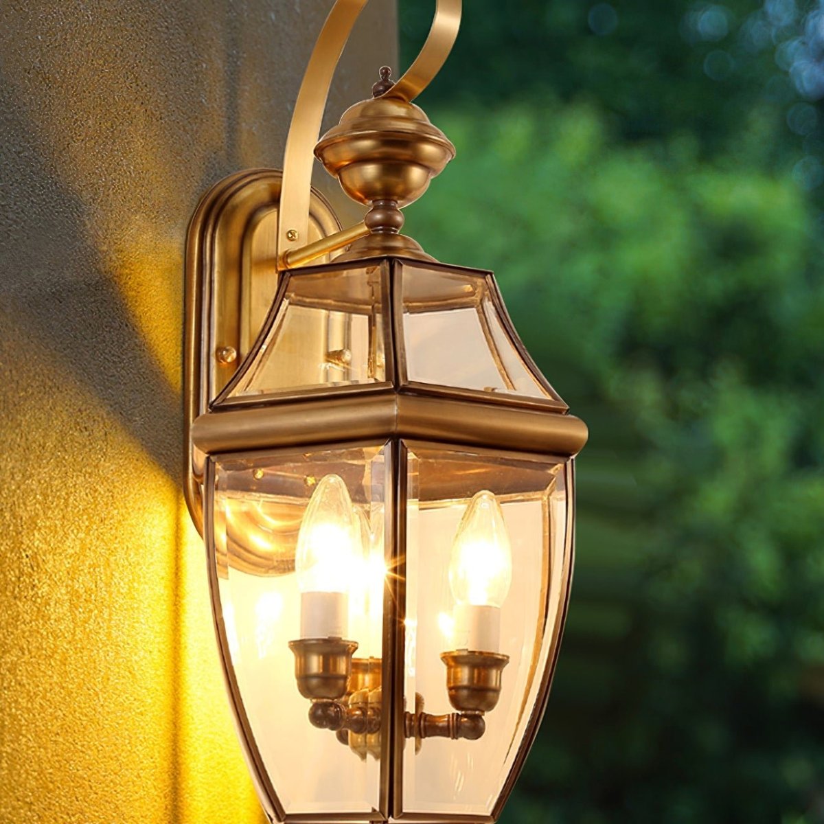 Éclairez votre Extérieur avec la Lampe Murale Retro Newbury élégante