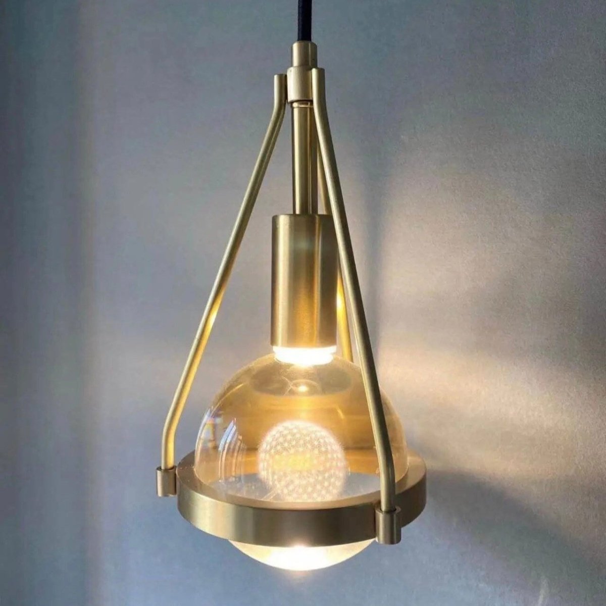 Éclairez votre Espace avec la Lampe Pendante Rowan Nordic Gold