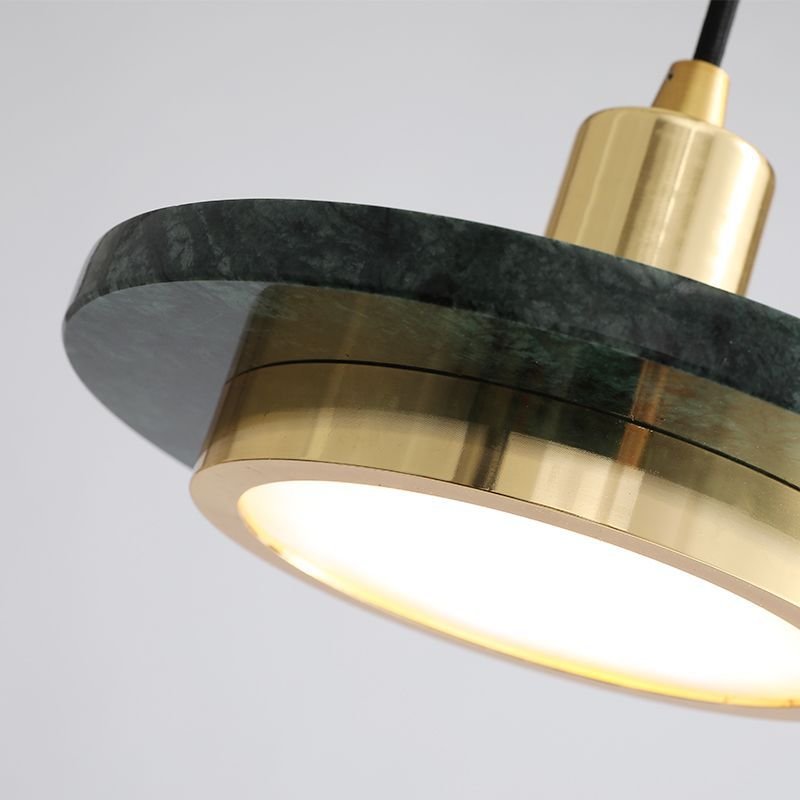 Lumineuse élégance: une Lampe en Marbre Raffinée et Moderne