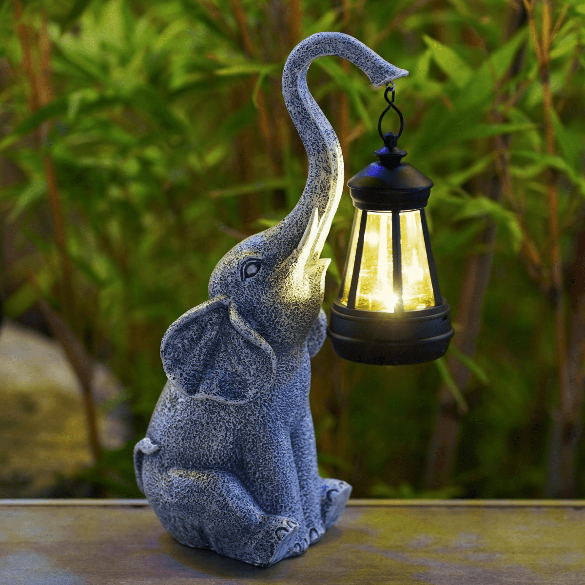 Douce Lumière Dorée pour votre Jardin avec la Lampe éléphant