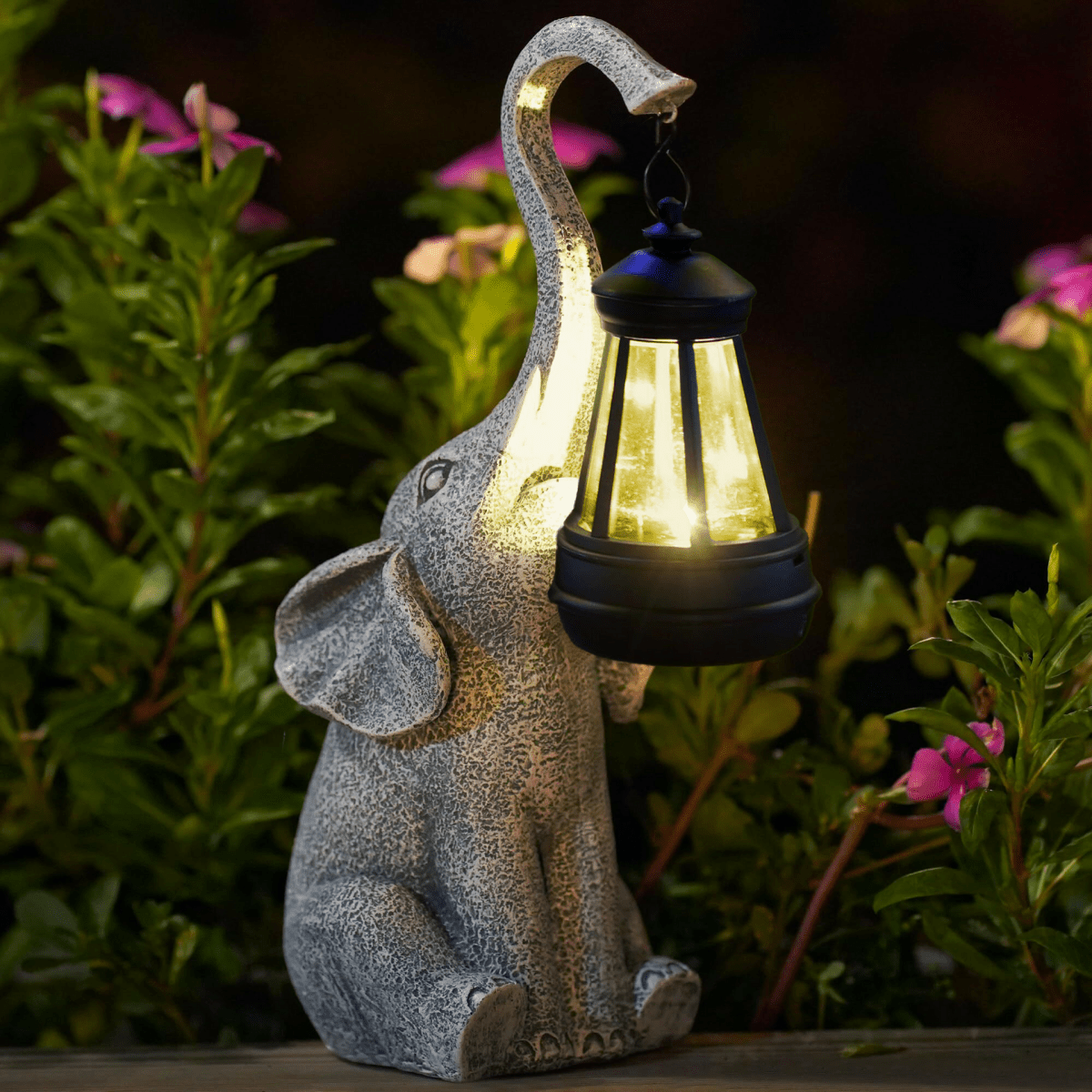 Douce Lumière Dorée pour votre Jardin avec la Lampe éléphant
