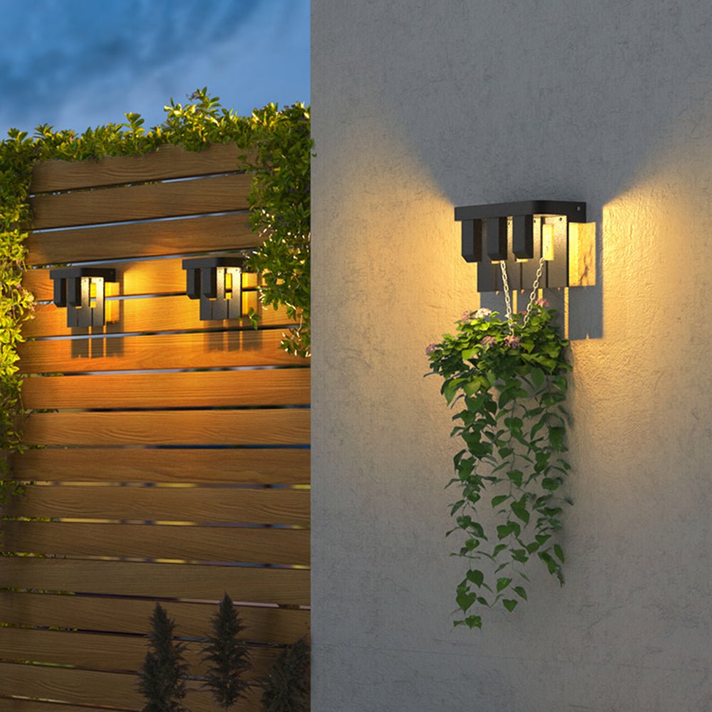 Illuminez votre Jardin avec Cette Lampe Murale Solaire Chaleureuse