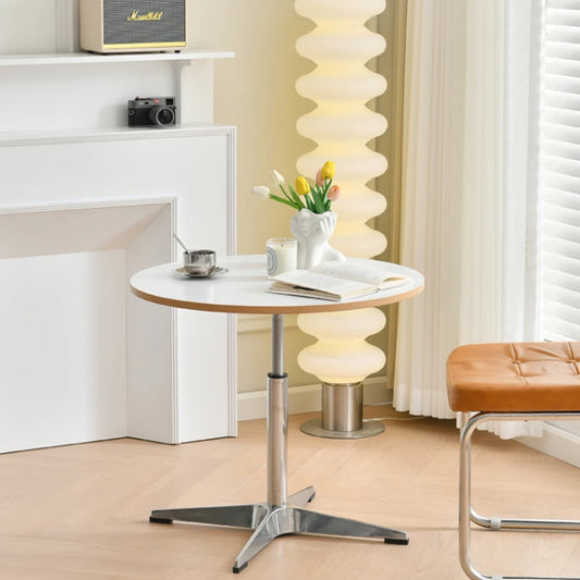 Einfacher Tisch im nordischen Stil – Wohnzimmer