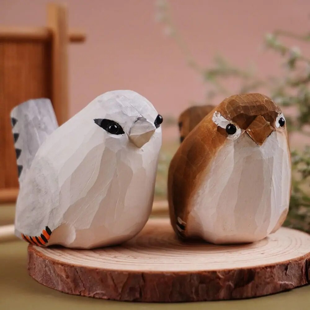 Handgefertigte Holzvögel