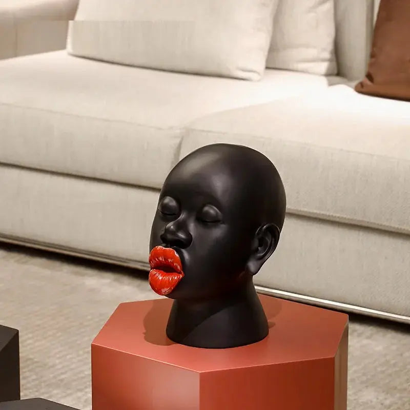 Figurine Femme - Tête Noire et Rouge en Résine Sosho