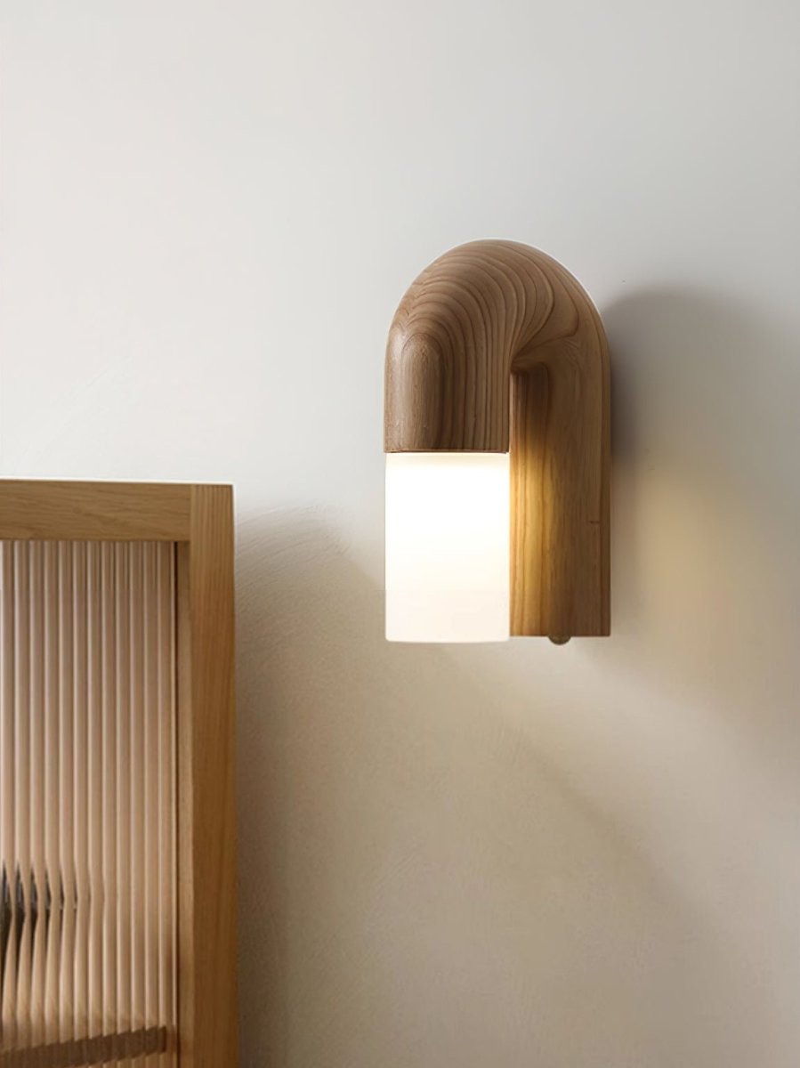 Arcus Holz-Wandleuchte mit gebogenem Design