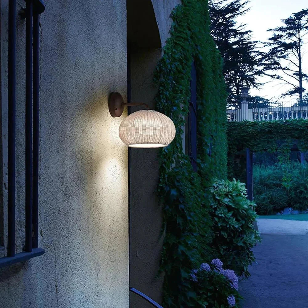 Wilde Strahlung Rattan-Wandlampe