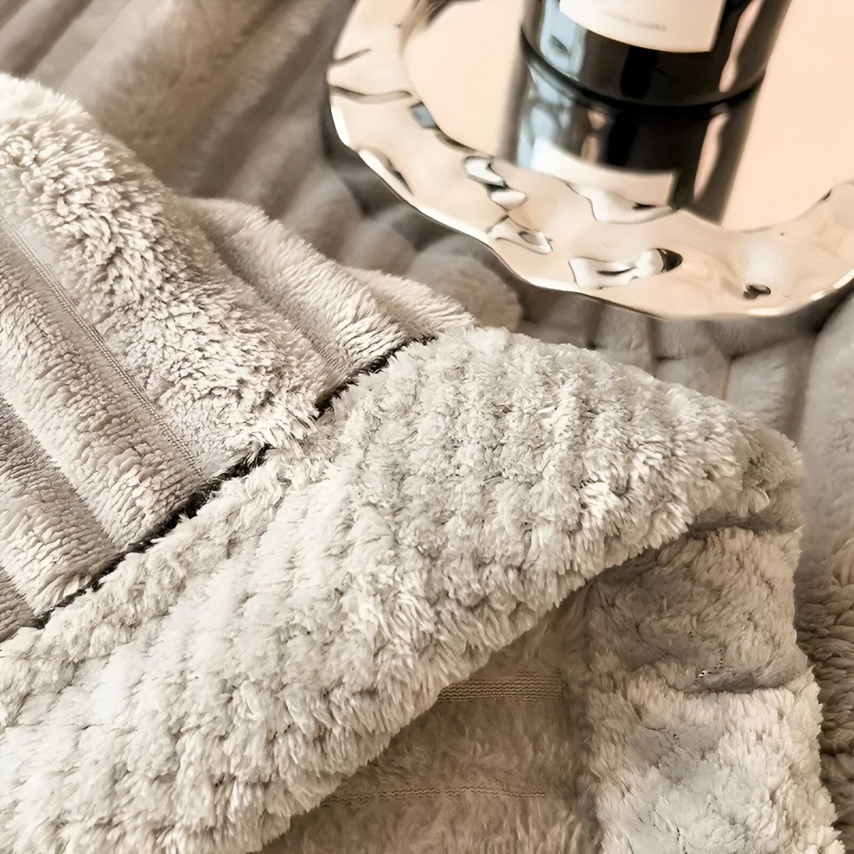 GemütlichHeim | Hochwertige Fleece Decke mit Vintage-Streifendesign