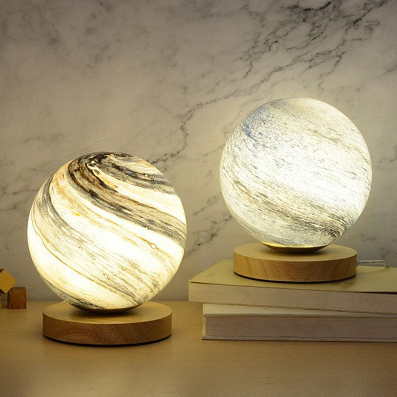 Gläserne Planeten Mini-Nachtleuchte - Postmoderne Tischlampe mit Holzfuß